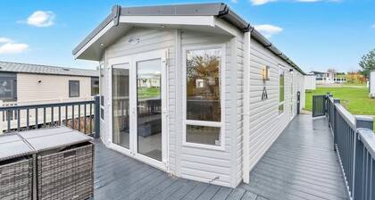 3BR Family Holiday Home | Walk to Beach | Wi-Fi