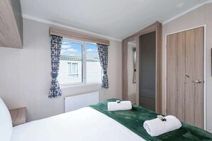 2 bedrooms, travel cot, WiFi, bed sheets