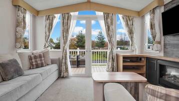 Televisio, takka, stereot, työhuone