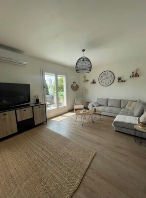 TV - Large family home near the canal in Agen (Agen)