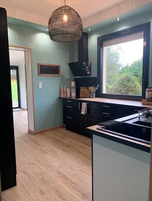 Microwave, oven, stovetop, dishwasher - Large family home near the canal in Agen (Agen)
