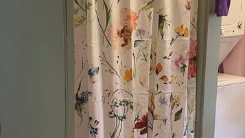 Ducha, secador de pelo, toallas y jabón