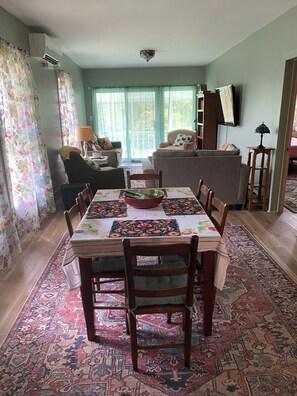 Televisión, reproductor de DVD, libros, videoteca