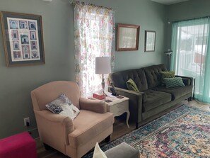 Televisión, reproductor de DVD, libros, videoteca