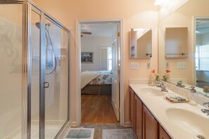Hair dryer, towels, soap, toilet paper - Perfect for families! Spacious 3-bedroom townhome in marvelous Lewes with pool (Lewes)