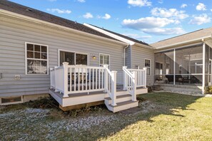 Exterior - Perfect for families! Spacious 3-bedroom townhome in marvelous Lewes with pool (Lewes)