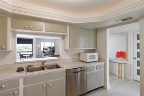 Four à micro-ondes, un four, surface de cuisson, lave-vaisselle