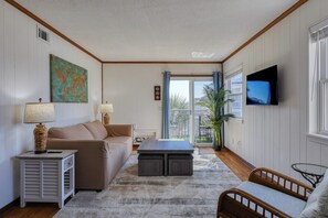 Smart TV - Channel Front 2 Bedroom Condo with a Pool! Across from the Ocean (Garden City Beach)