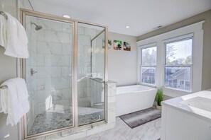 Shower, hair dryer, towels, soap - Cozy Fountain Square Retreat Just Steps from Downtown Indianapolis (Indianapolis)