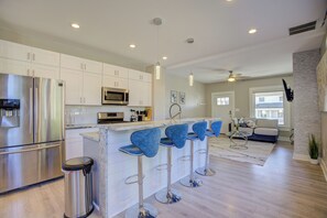 Fridge, microwave, oven, stovetop - Cozy Fountain Square Retreat Just Steps from Downtown Indianapolis (Indianapolis)