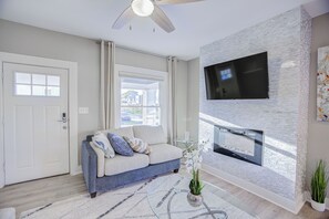 Smart TV, fireplace, books - Cozy Fountain Square Retreat Just Steps from Downtown Indianapolis (Indianapolis)