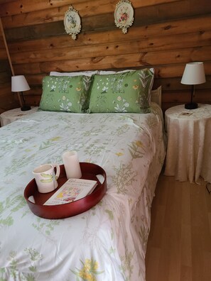 Iron/ironing board, WiFi, bed sheets - 4-bedroom waterfront cottage in Trent Lakes (Trent Lakes)
