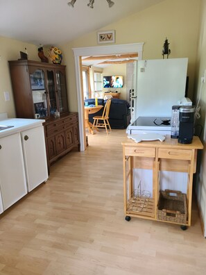Interior - 4-bedroom waterfront cottage in Trent Lakes (Trent Lakes)