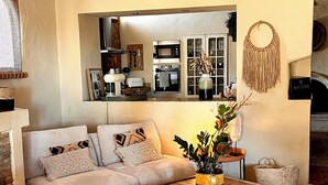 Ein gemütliches Wohnzimmer mit einer Couch, einem Couchtisch und einem Streifenmuster-Teppich.
