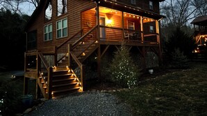 A wooden cabin with a balcony and stairs leading to the entrance. - Blue Jay Riverfront cozy cabin along the Nottley River in Murphy, North Carolina (Murphy)