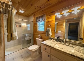 Hair dryer, towels, soap, shampoo - Blue Jay Riverfront cozy cabin along the Nottley River in Murphy, North Carolina (Murphy)