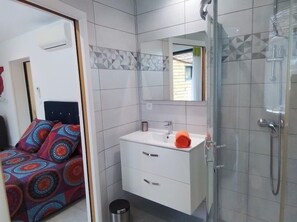 Shower, hair dryer, towels, toilet paper - GITE D'EMMA EN PROVENCE 2 PEOPLE AND 1 CHILD (Camaret-sur-Aigues)