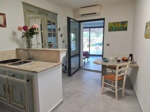 Interior - GITE D'EMMA EN PROVENCE 2 PEOPLE AND 1 CHILD (Camaret-sur-Aigues)
