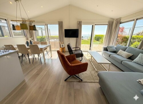 The sound of waves included: bright feel-good house for 6 people right by the water