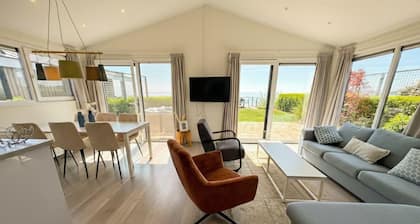 The sound of waves included: bright feel-good house for 6 people right by the water