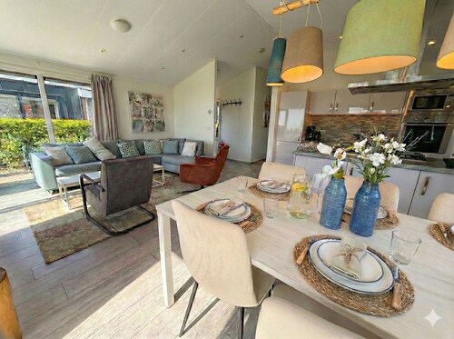 The sound of waves included: bright feel-good house for 6 people right by the water