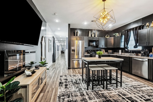 Spacious 10BR NOLA Home, Perfect for Groups, King bed