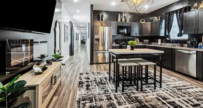 Spacious 10BR NOLA Home, Perfect for Groups, King bed