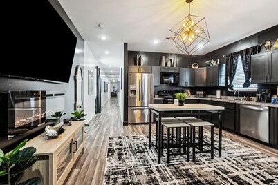 Spacious 10BR NOLA Home, Perfect for Groups, King bed