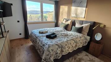 1 Schlafzimmer, Zimmersafe, Schreibtisch, Bügeleisen/Bügelbrett