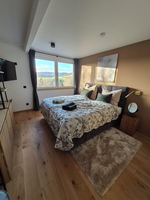 1 Schlafzimmer, Zimmersafe, Schreibtisch, Bügeleisen/Bügelbrett