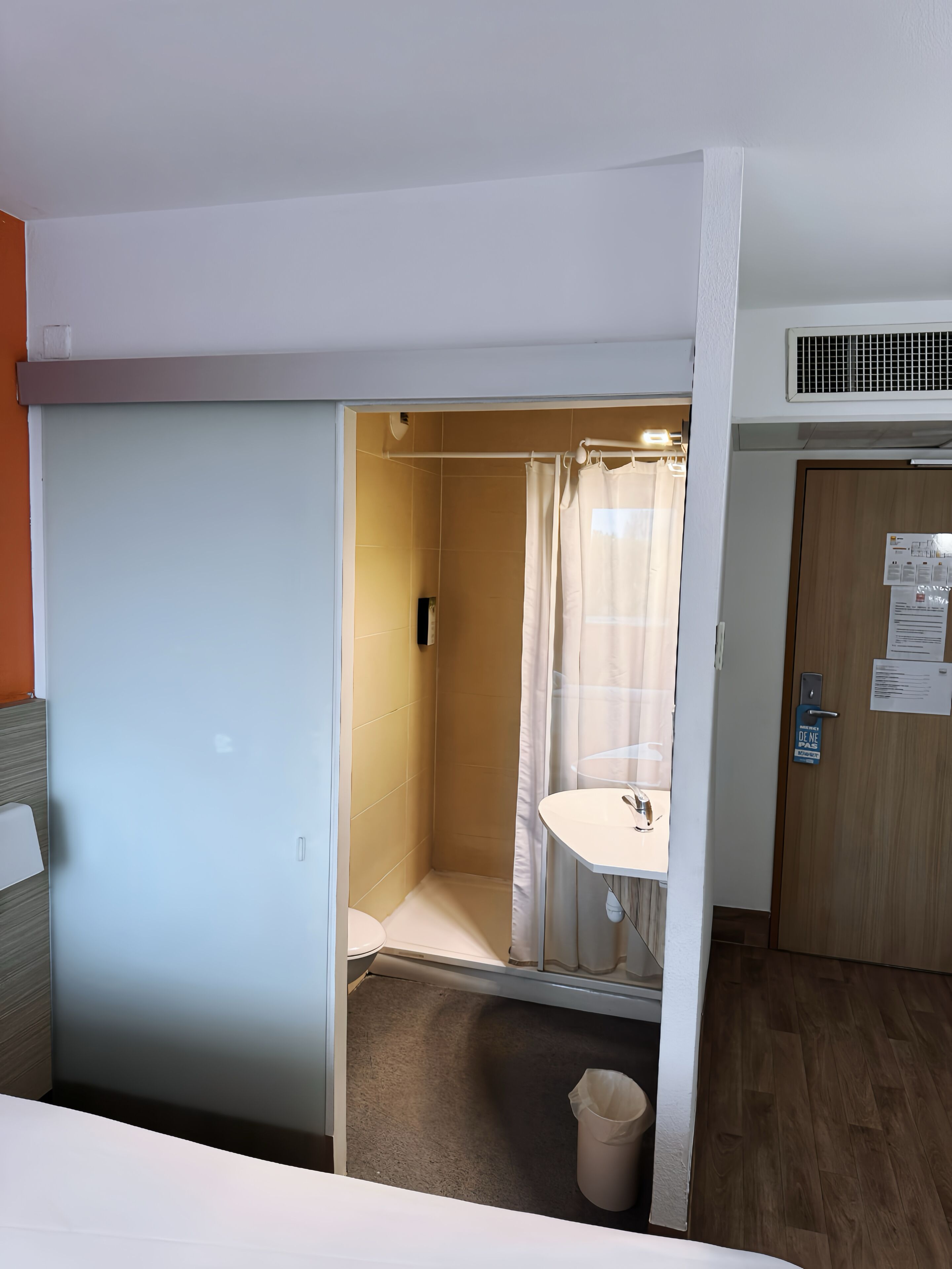 Classic-Dreibettzimmer | Badezimmer | Dusche, Handtücher, Seife, Shampoo