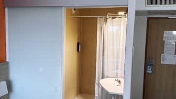 Classic-Dreibettzimmer | Badezimmer | Dusche, Handtücher, Seife, Shampoo