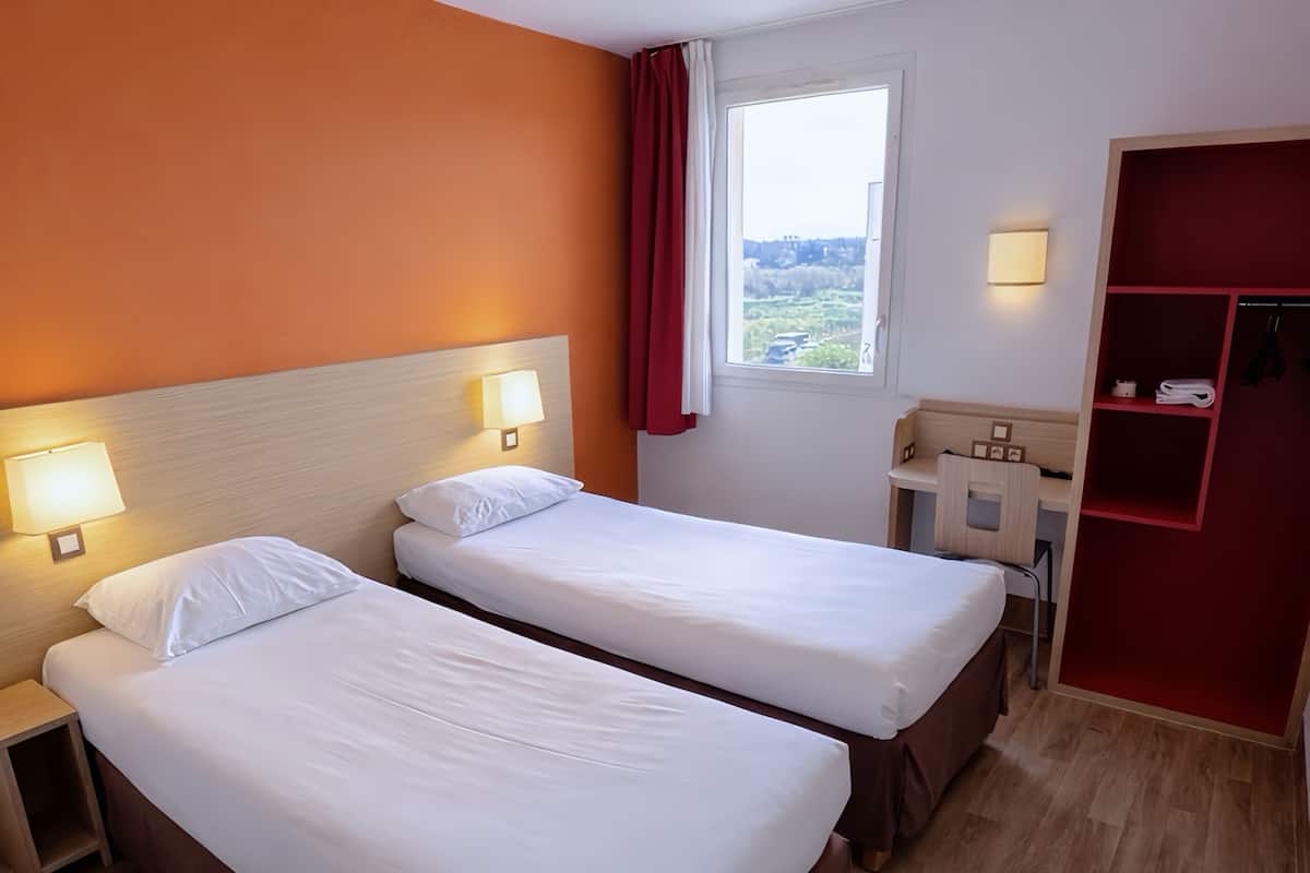 Camera Classic con 2 letti singoli | Una scrivania, postazione laptop, tende oscuranti, insonorizzazione