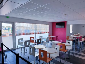 Dagelijks ontbijtbuffet (EUR 6.20 per persoon)