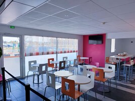 Se ofrece un desayuno bufé todos los días (6.20 EUR por persona)