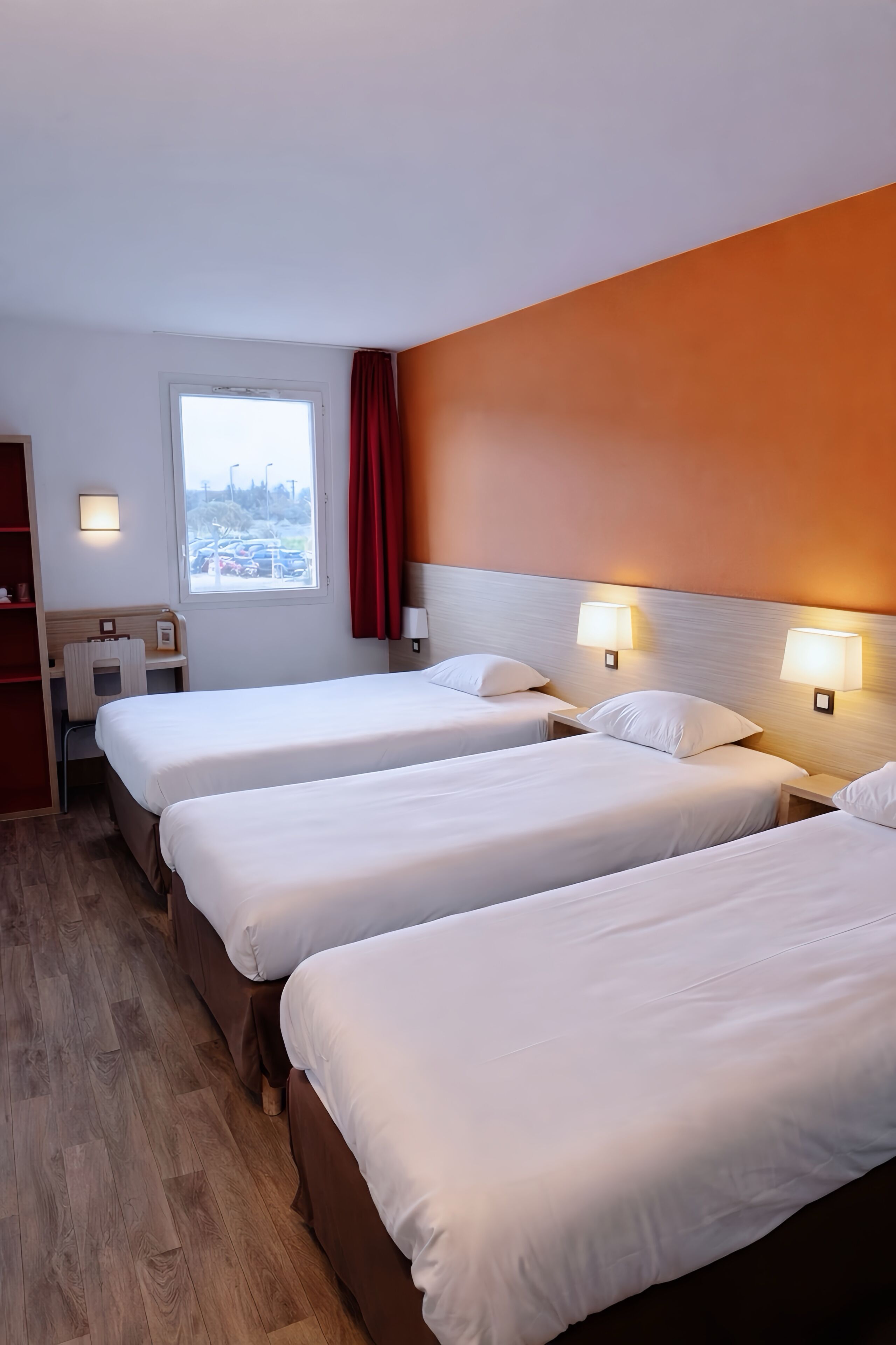 Bureau, espace de travail pour ordinateur portable, rideaux occultants