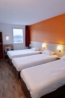 Escritorio, espacio para trabajar con laptop y cortinas blackout 