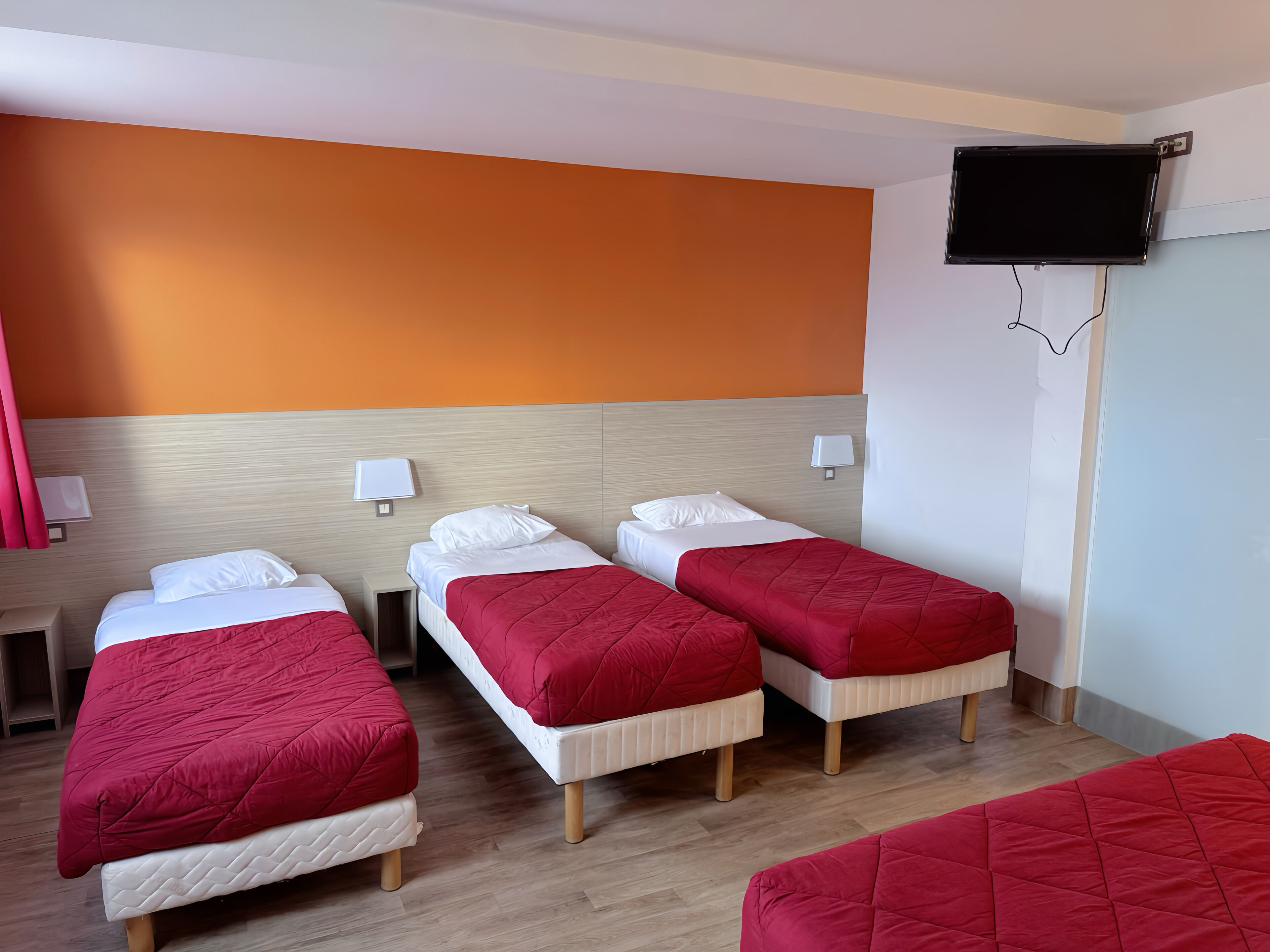 Familiekamer | Een bureau, een laptopwerkplek, verduisterende gordijnen