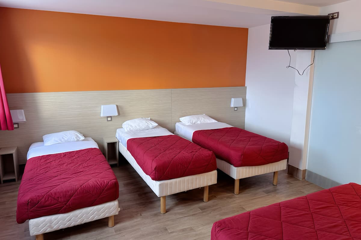 Camera familiare | Una scrivania, postazione laptop, tende oscuranti, insonorizzazione