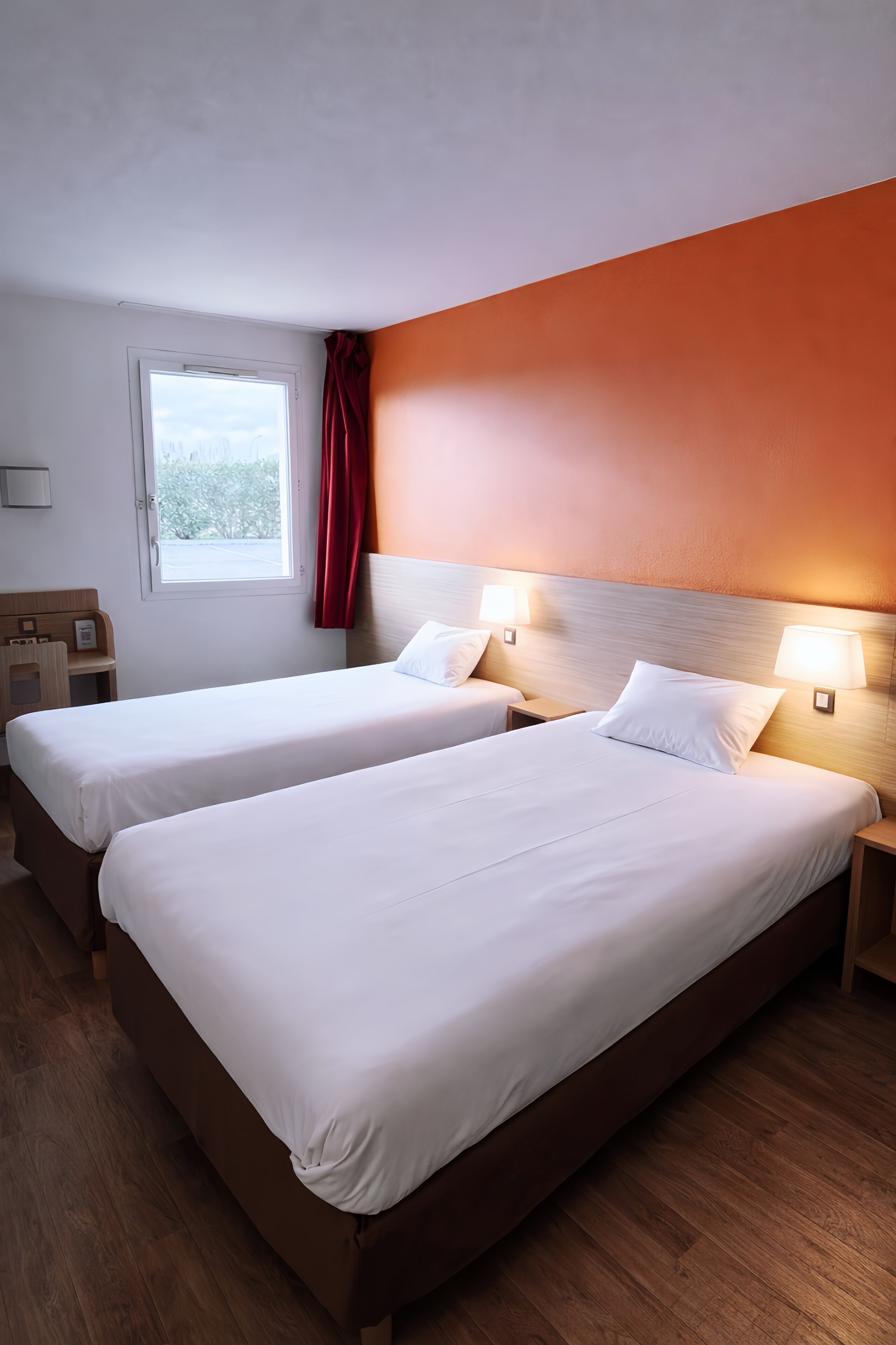 Classic-Dreibettzimmer | Schreibtisch, laptopgeeigneter Arbeitsplatz, Verdunkelungsvorhänge