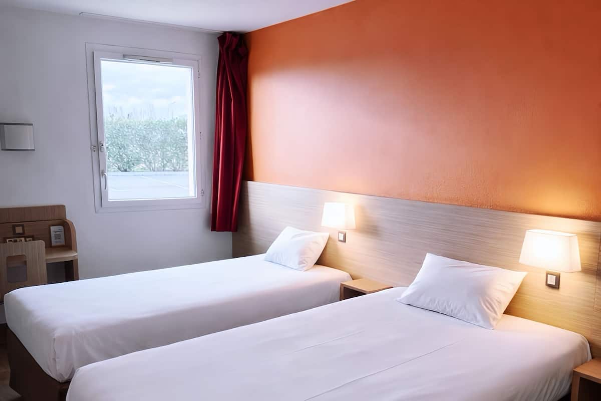 Tripla Classic | Una scrivania, postazione laptop, tende oscuranti, insonorizzazione