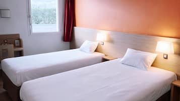 Classic-Dreibettzimmer | Schreibtisch, laptopgeeigneter Arbeitsplatz, Verdunkelungsvorhänge