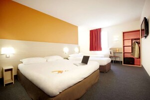 Escritorio, espacio para trabajar con laptop y cortinas blackout 