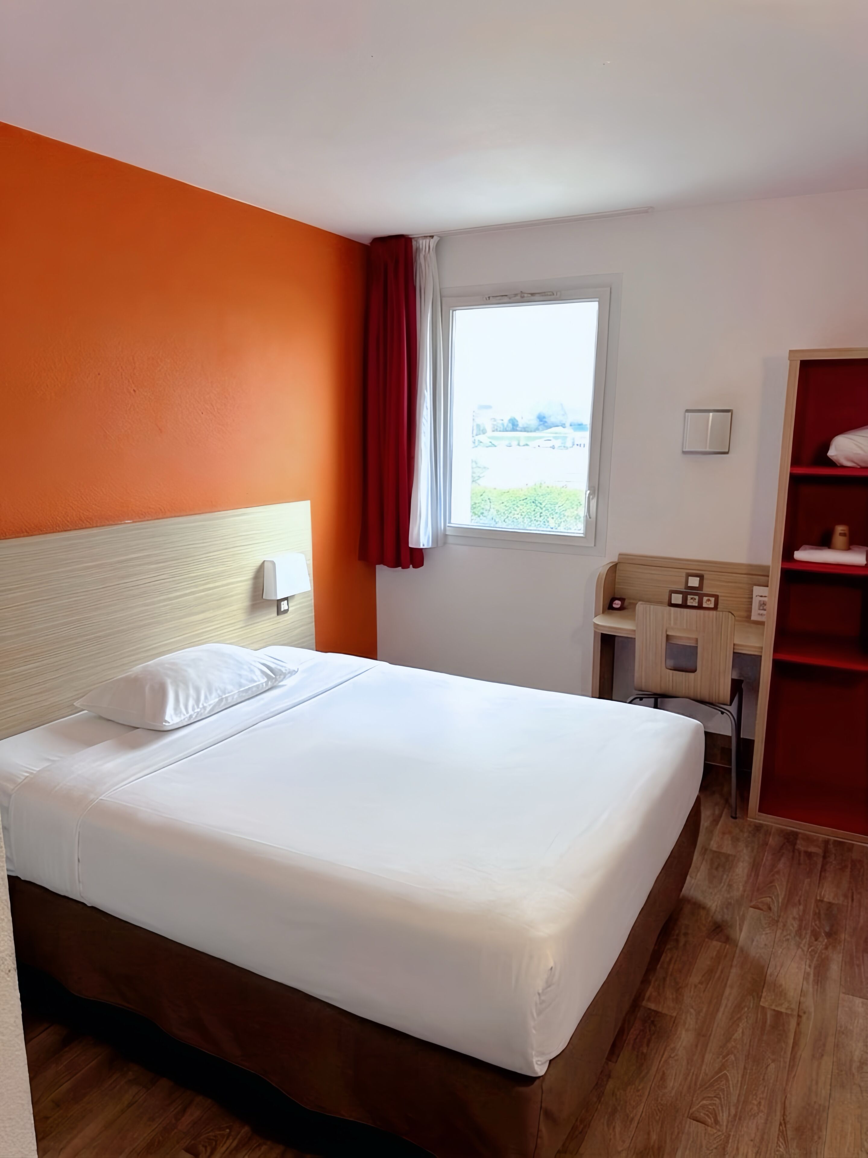 Klassieke tweepersoonskamer | Een bureau, een laptopwerkplek, verduisterende gordijnen