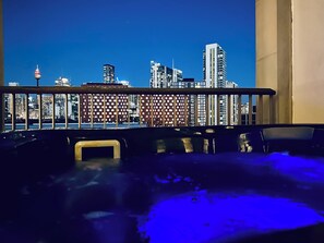 Outdoor spa tub - Lux 2BR apartment in Darling Harbour with Balcony Spa (Ultimo)