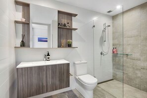 Een haardroger, een bidet, handdoeken, zeep
