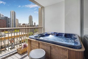 Outdoor spa tub - Lux 2BR apartment in Darling Harbour with Balcony Spa (Ultimo)