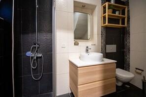 Shower, hair dryer, towels - Unique 4-Level Home in the Heart of Beşiktaş (Istanbul)