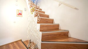 A wooden staircase with white metal railings and a handrail. - Unique 4-Level Home in the Heart of Beşiktaş (Istanbul)