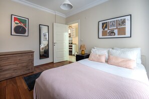 Silitysrauta/-lauta, ilmainen Wi-Fi, vuodevaatteet